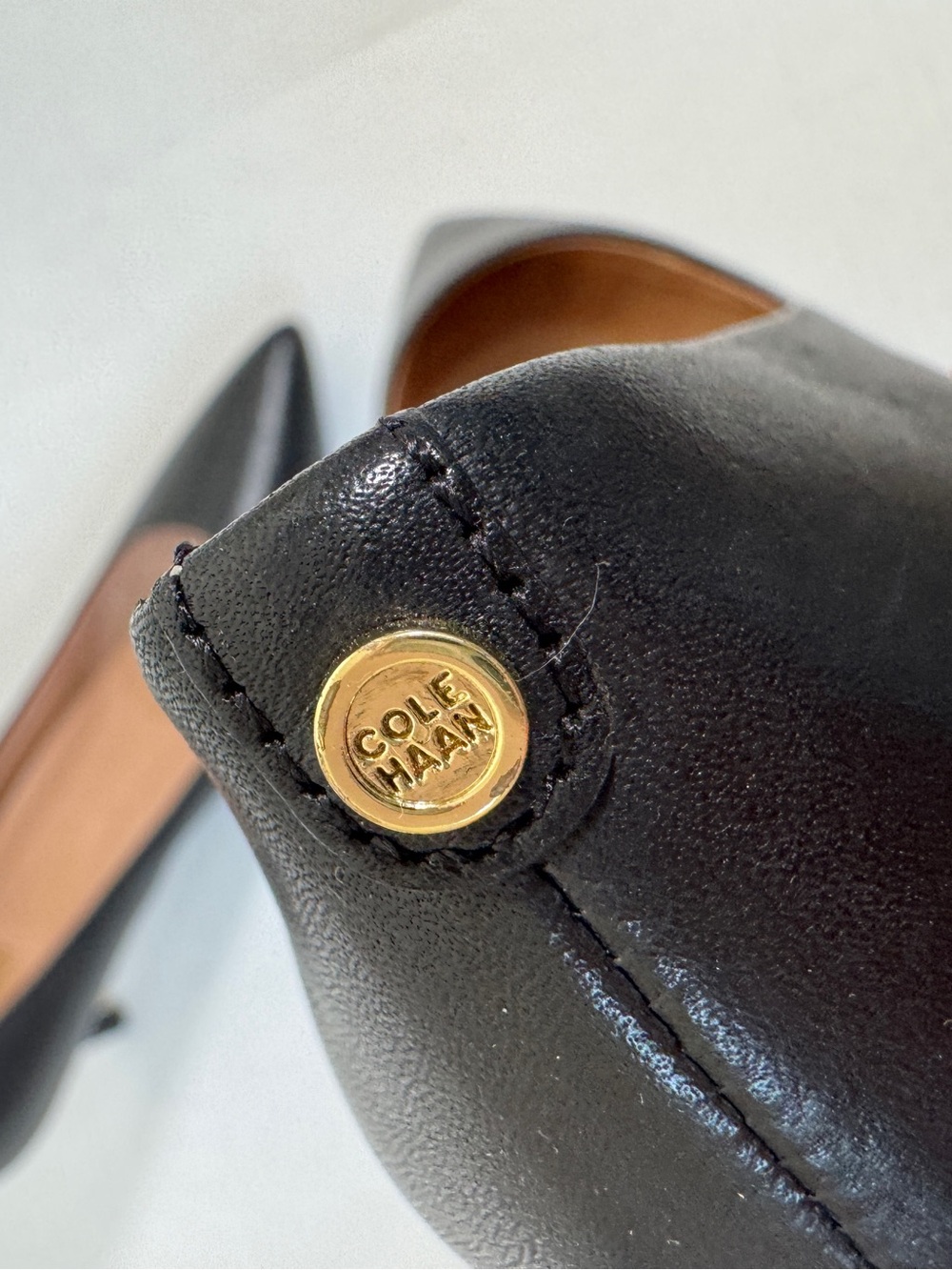 Cole Haan Black Leather Kitten Heels Pumps Womens 9 Career Classic Damaged - Picture 8 of 10